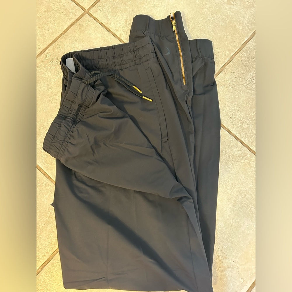 Zyia Black Everywhere Zipper Jogger retail $89